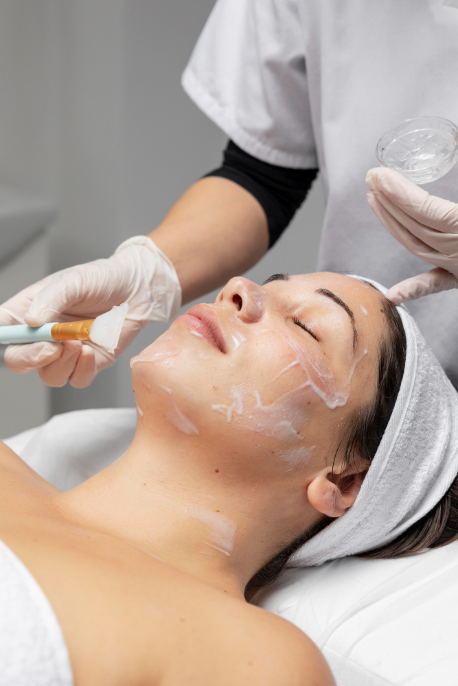 mujer-teniendo-tratamiento-facial